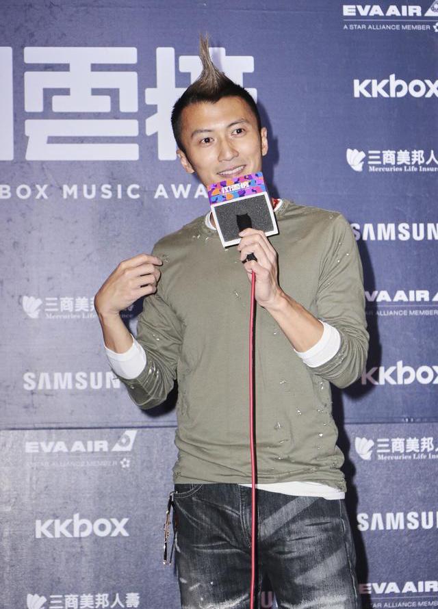 谢霆锋"鸡冠头"现身活动, 一个小时做好的头发, 网友吐槽不好看