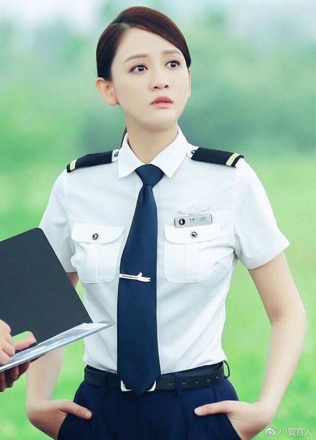 争取,内敛含蓄,高冷自信,事业心很强,坐在机长舱位对镜头一笑的那一