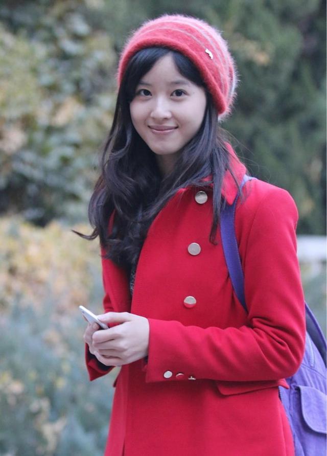 章泽天早年旧照曝光 21岁的她红衣红帽清纯似水