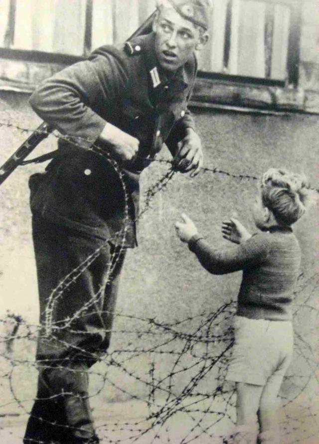 1961年,一名东德士兵帮助小男孩翻过柏林墙,全世界都为他祈祷!