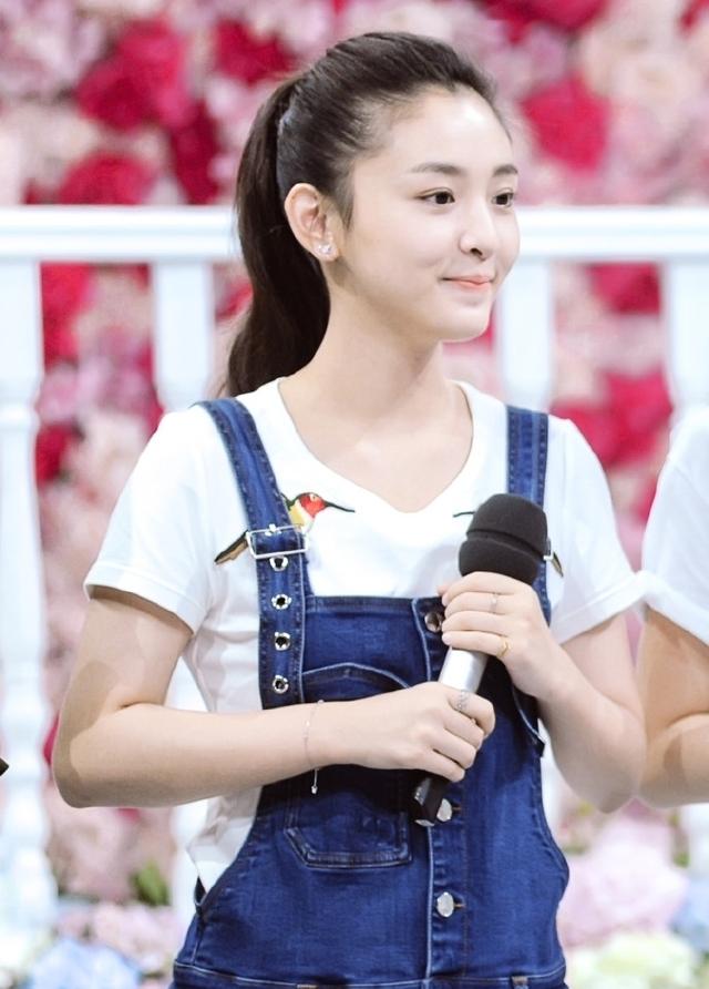 小默笙吴倩清纯不再,低胸吊带改走性感熟女风