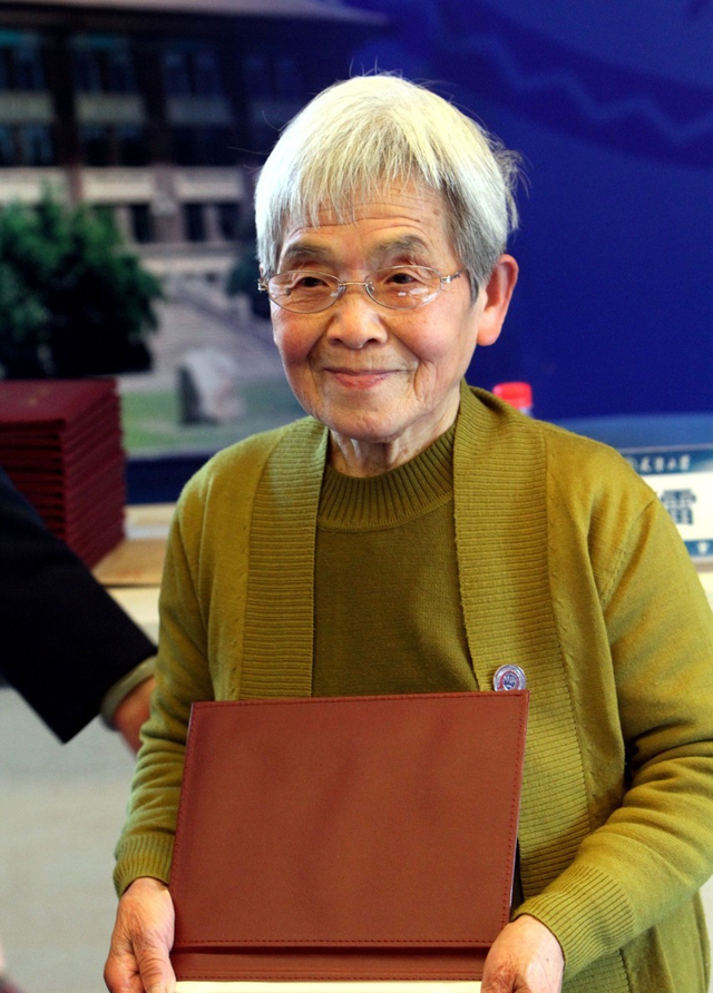 81岁"学霸奶奶"大学本科毕业 能说四门外语,喜欢被喊"同学