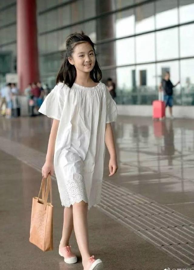 黄磊女儿多多长大更好看了 这才是国民闺女你同意吗?