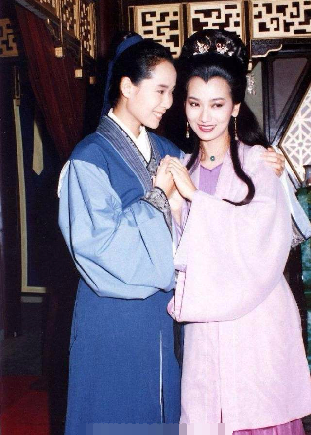 26年后许仙白娘子再聚首!55岁的她弯腰驼背,64岁的她却逆生长!