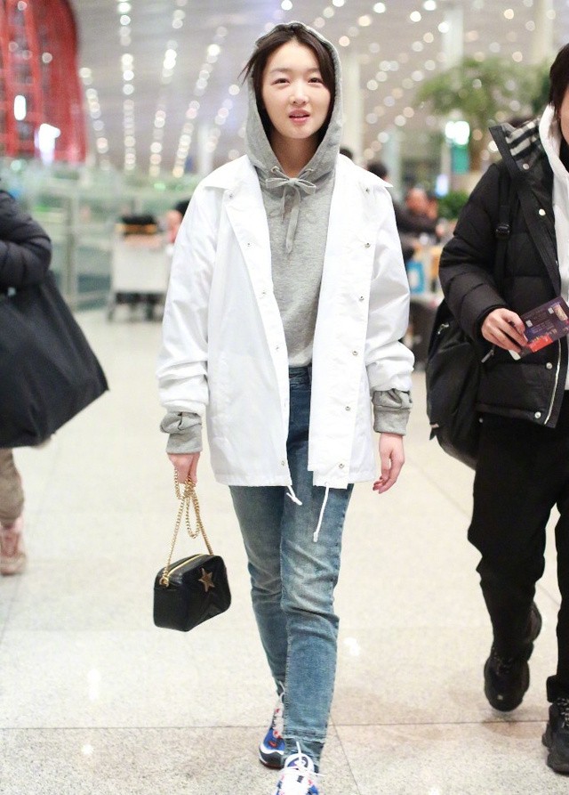 周冬雨机场街拍,灰色卫衣白色外套时尚感十足!