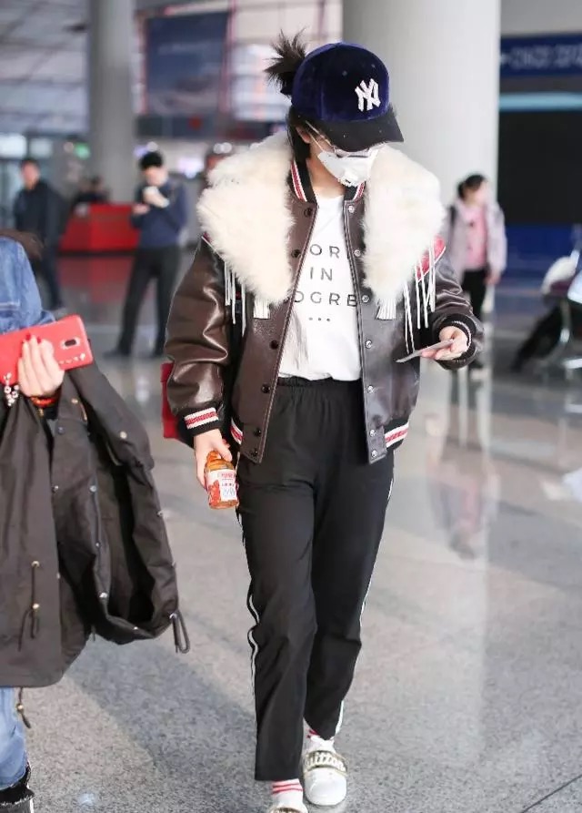 杨紫最新造型酷翻了,皮衣搭配运动裤,春季这样穿又帅又美!