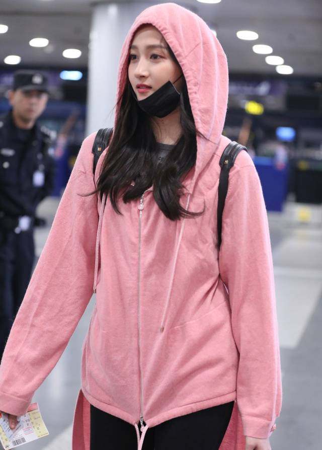 17岁欧阳娜娜和20岁关晓彤,同穿粉色上衣,谁更少女?