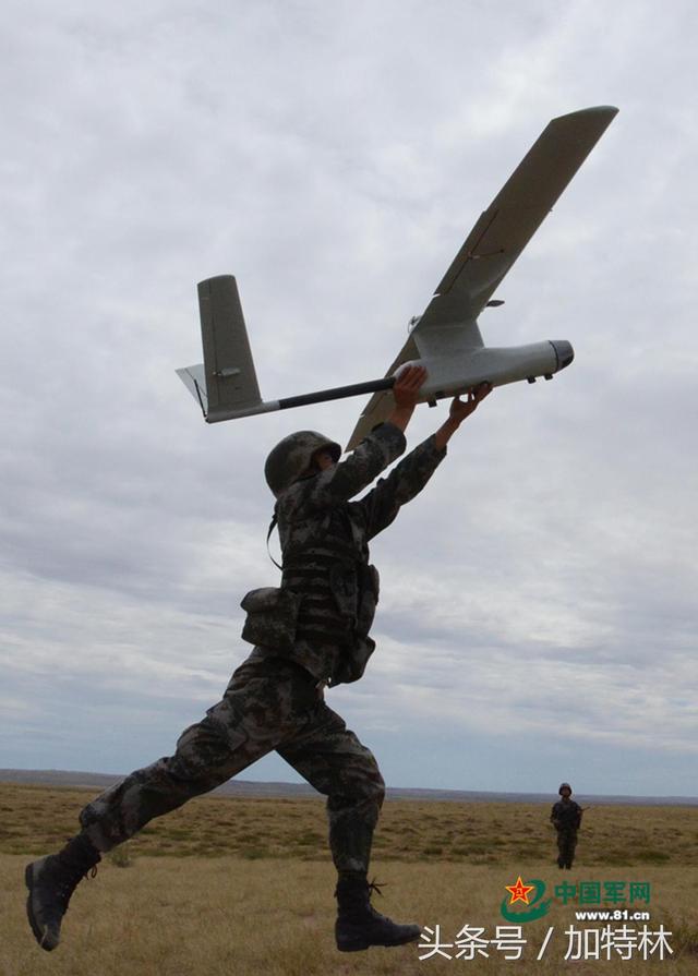 而我陆海空三军最新购买装备的彩虹802无人侦察机,是一种极为轻巧
