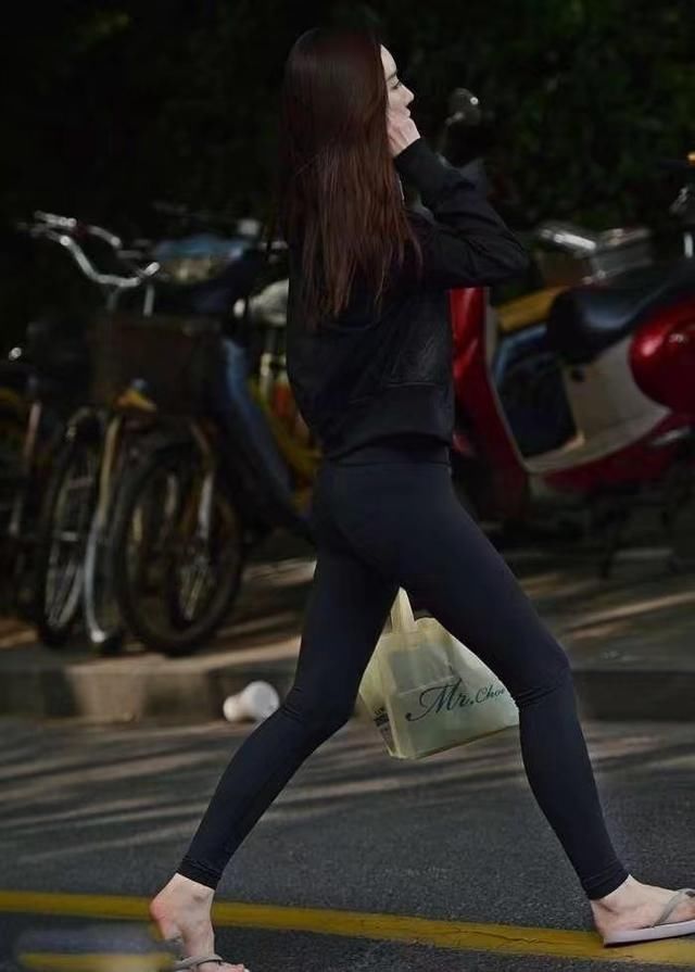 风一般的女子,黑色紧身裤搭配宽松上衣,休闲时尚美丽动人