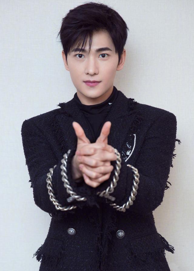 杨洋亮相央视春晚,蓝色丝绒西装高贵轻奢,这大红内衣也是醉了