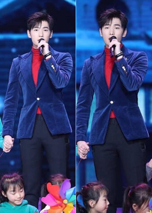 杨洋亮相央视春晚,蓝色丝绒西装高贵轻奢,这大红内衣也是醉了