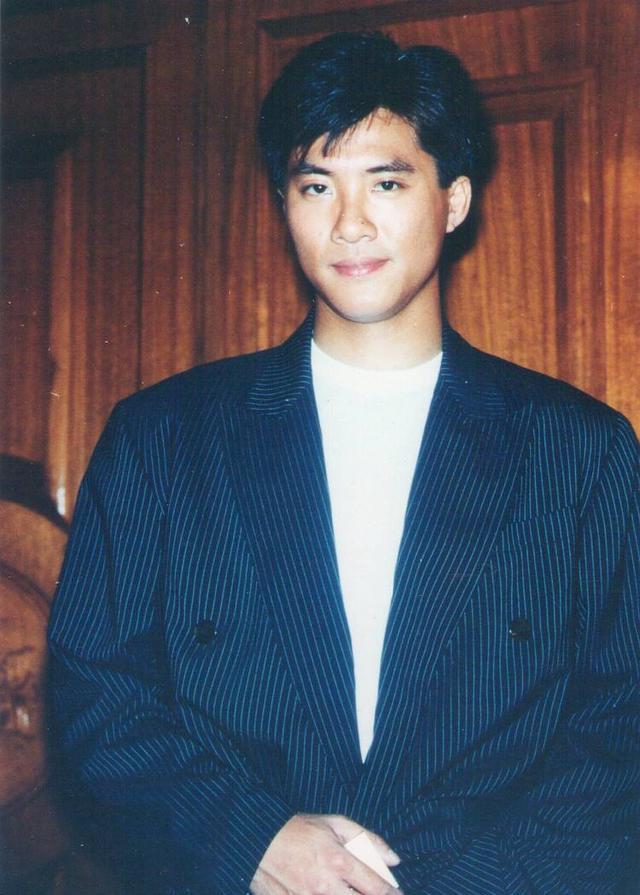 不论大时代还是不扣纽的女孩他与李丽珍的爱情总是无奈