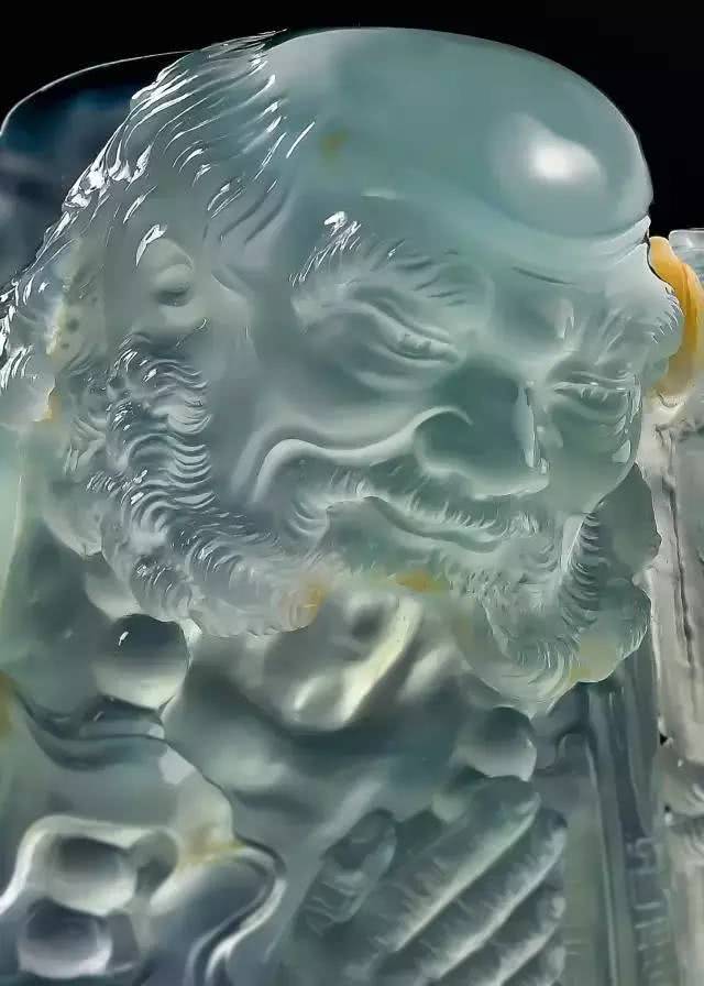 有裂翡翠原石,竟被大师雕刻出,冰种骑象罗汉尊神