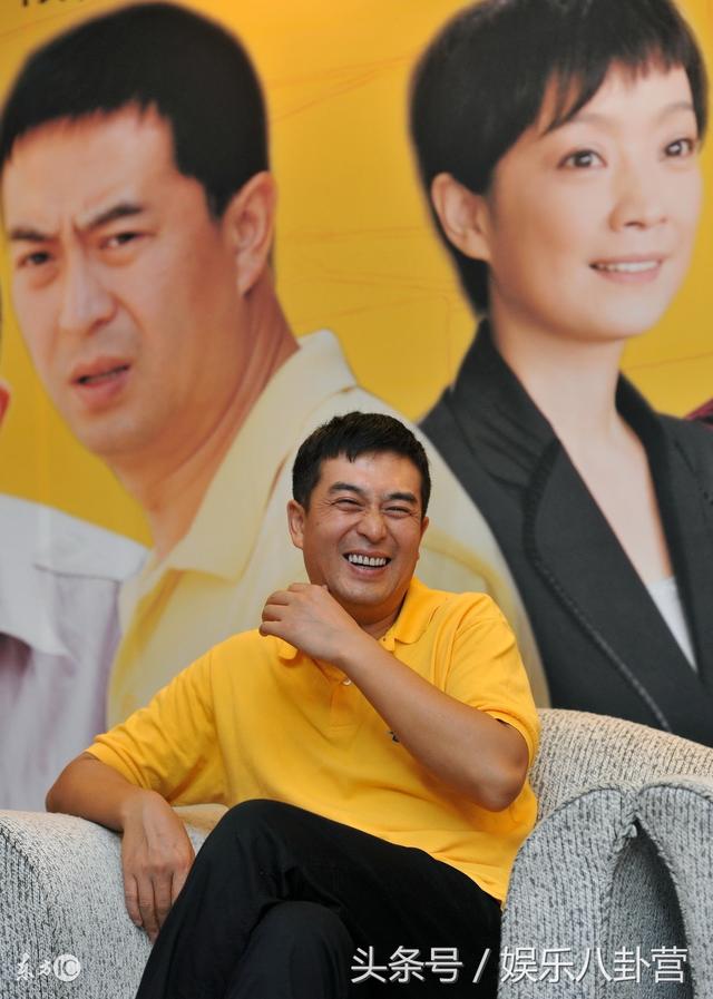 从80后亲到90后的张嘉译,与空姐合照,秒变可爱的萌大叔!