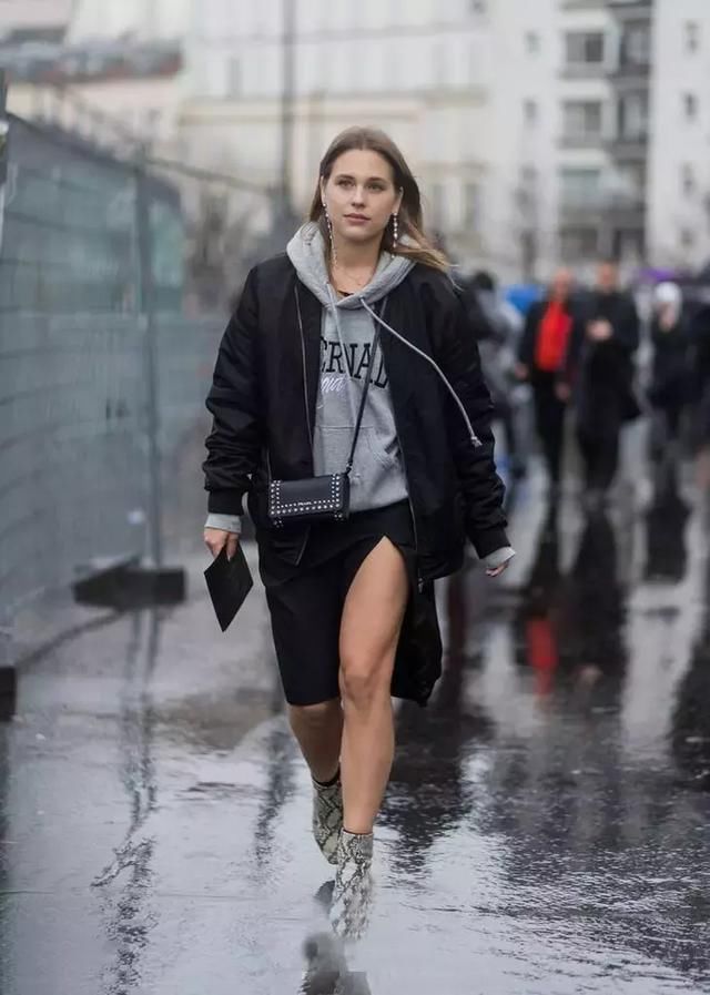 外套和卫衣都有帽子,你知道该怎样穿吗?!