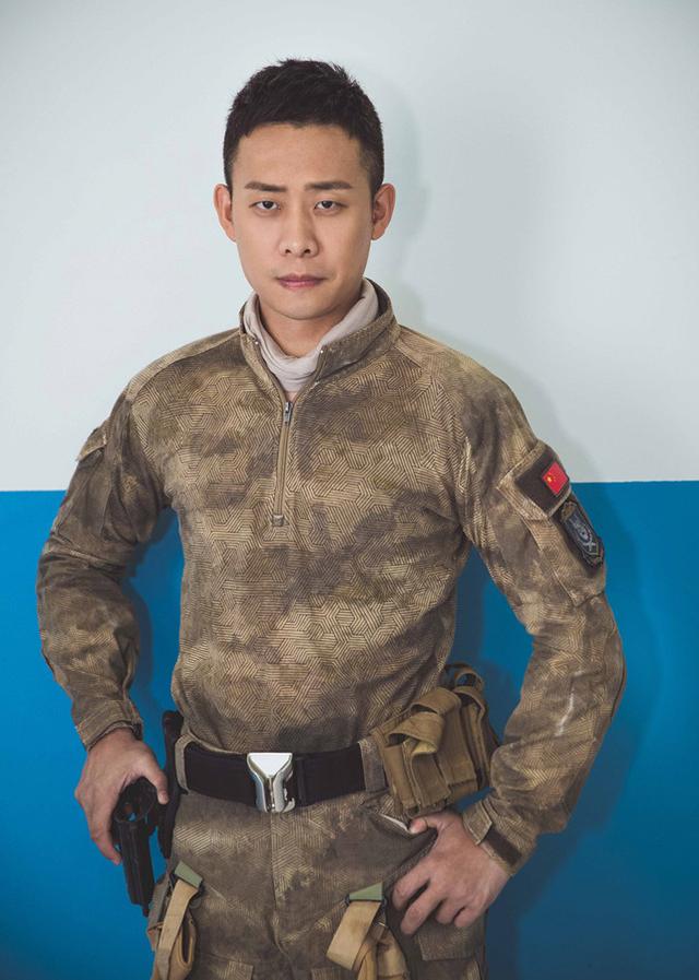 军事片专业户,曾跑10年龙套,如今却成为10亿票房男主角