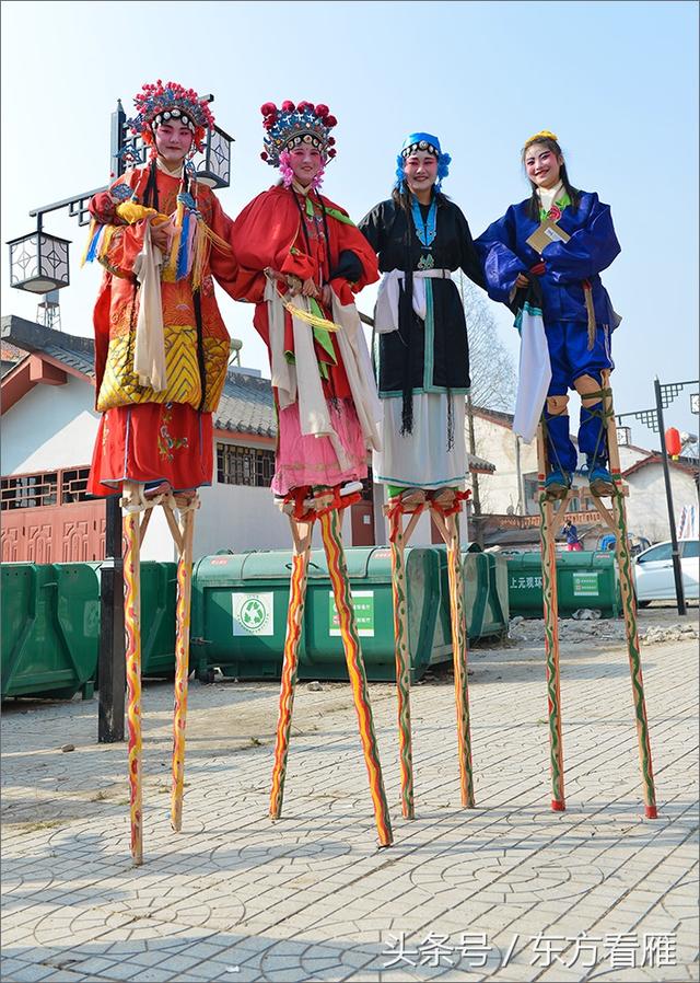 踩高跷的美女最吸睛,1.5米高.观众说这高跟鞋也忒高了