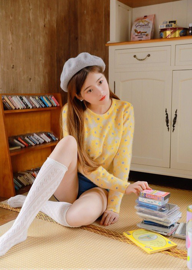 冬日渐近白色长筒袜女孩居家暖系写真