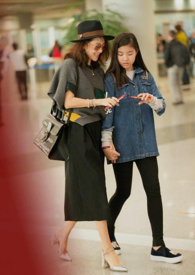 汪峰跟葛荟婕的大女儿小苹果长得好漂亮啊,以后会不会秒杀醒醒?