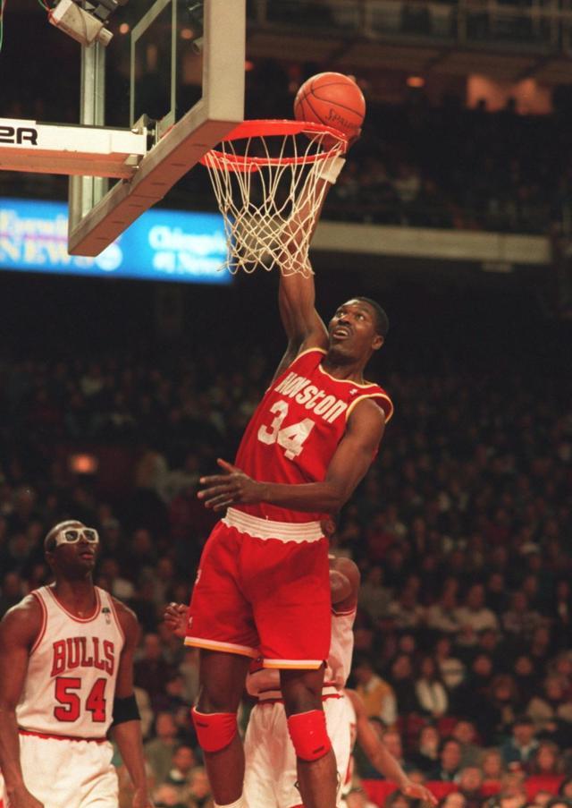 小皇帝詹姆斯和大梦奥拉朱旺在一个队画面太美简直不敢想象