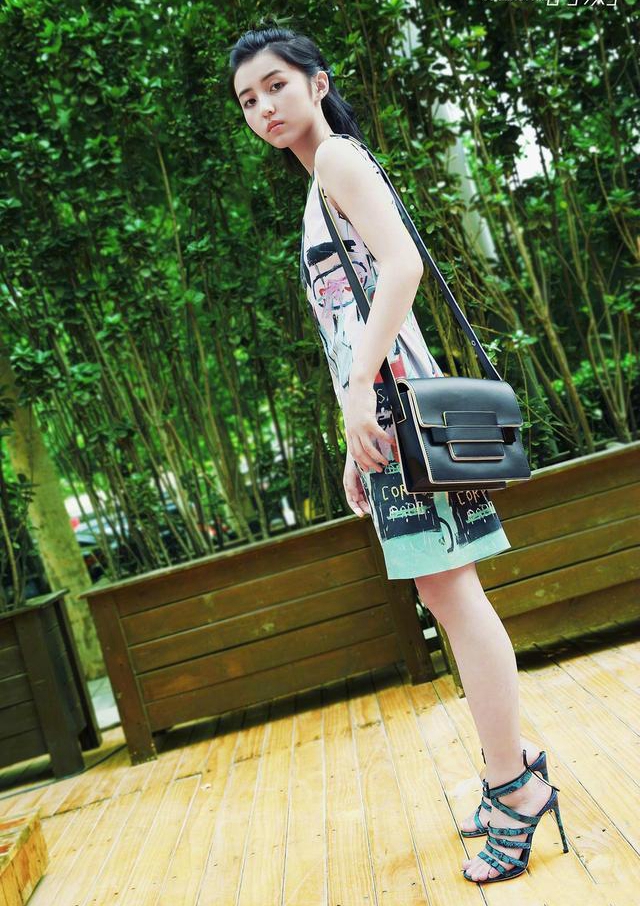 16岁张子枫终于脱下高跟鞋机场一双平底棉靴重回青春美少女