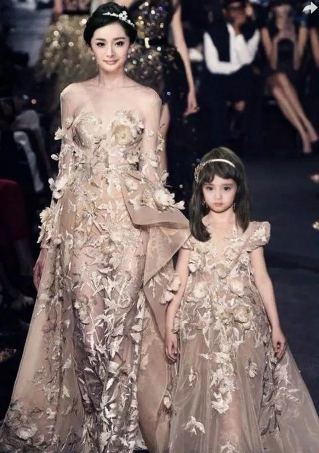 杨幂带小糯米走秀相似度太高了果然是亲生的