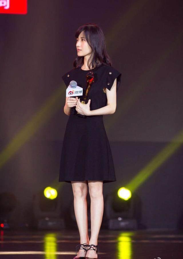 papi酱现身,白色羽绒服配阔腿裤真时髦,网友:不愧是最美网红