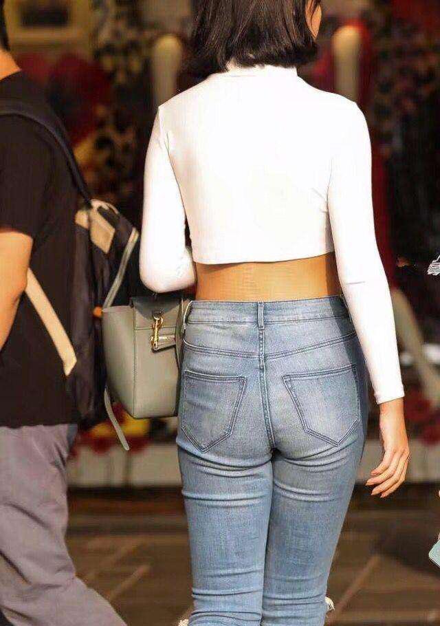 街拍穿露肚脐装的小妹妹,水蛇腰走路社会腰