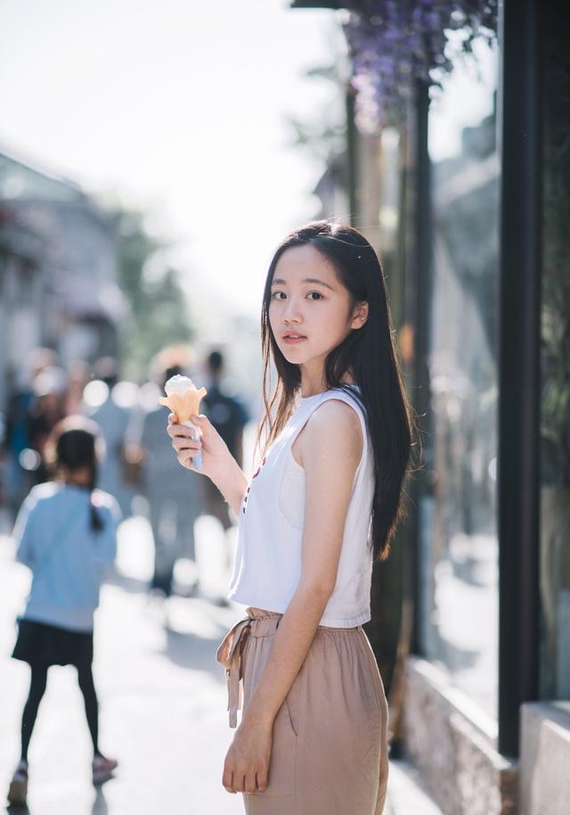 清纯稚嫩的女孩纸 笑起来超可爱 演技也很不错哦