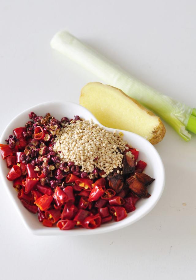 干辣椒花椒过水泡一下.