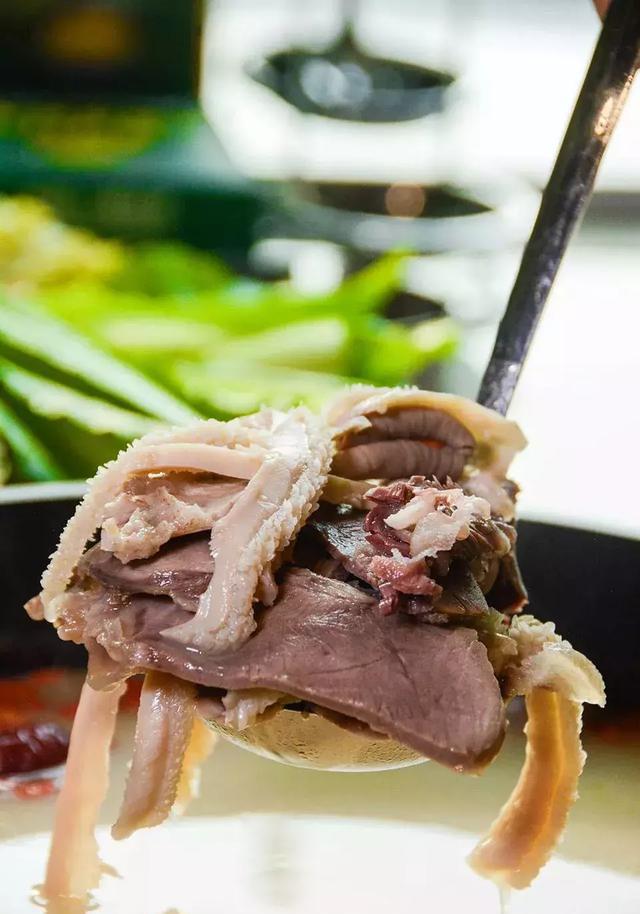 新疆这家一年卖出几十万份的全牛汤锅来伊犁了牛肉怎么吃