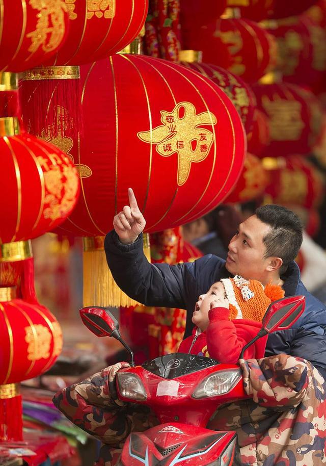 大红灯笼高高挂起,色彩鲜艳的小盆景提亮城市底色,为整个温江增添了一