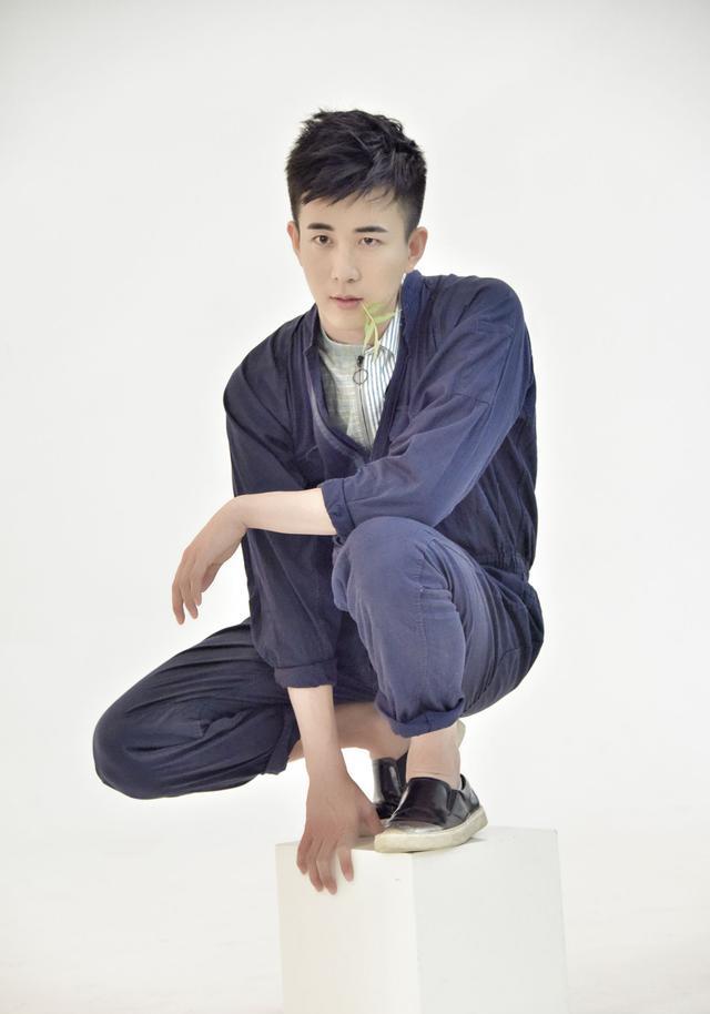 李川湿发写真变阳刚型男 《同窗》"娘炮"余皓形象大反转