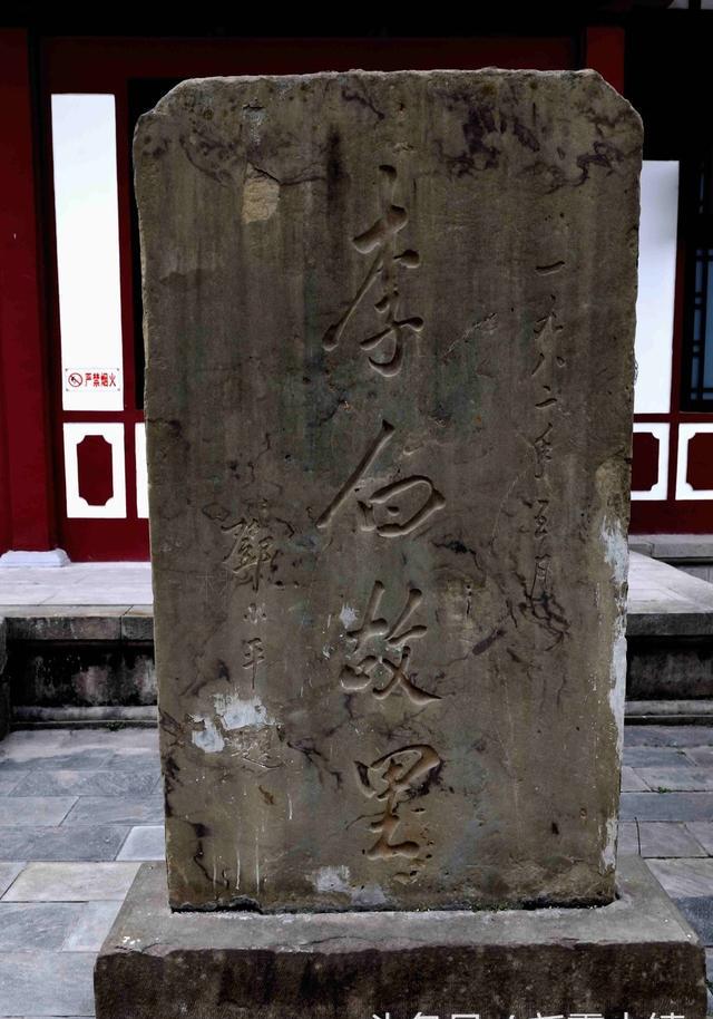 在青莲镇街上原有太白楼,名贤祠等纪念李白的建筑,现今仅存李白衣冠墓
