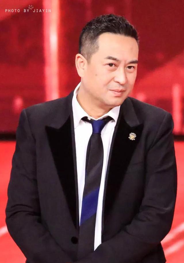 47岁的张嘉泽与70岁的郑少秋谁更睿智,从衣装看两人谁最有范!