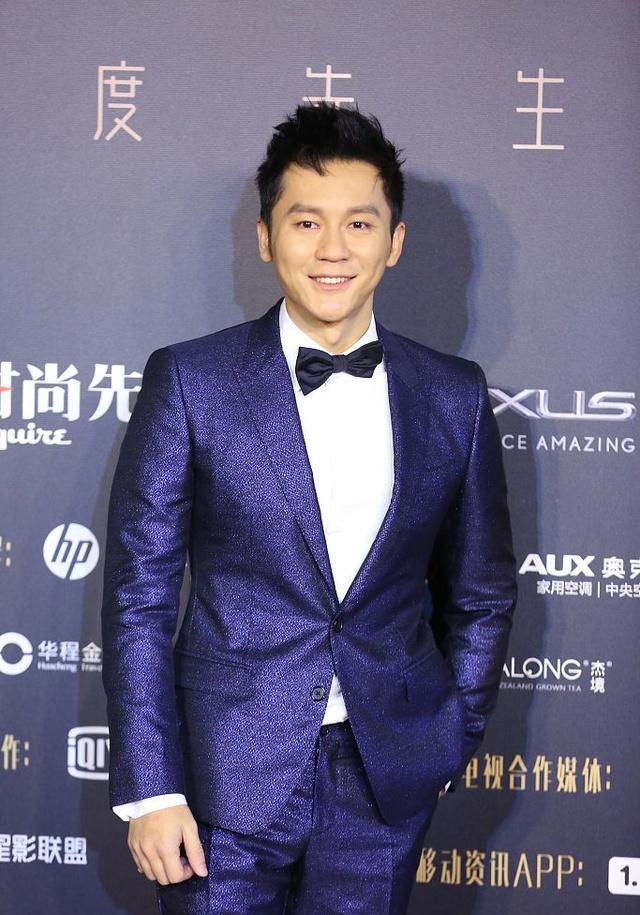 李晨金丝提花蓝色西装蝴蝶结领结 高大帅气