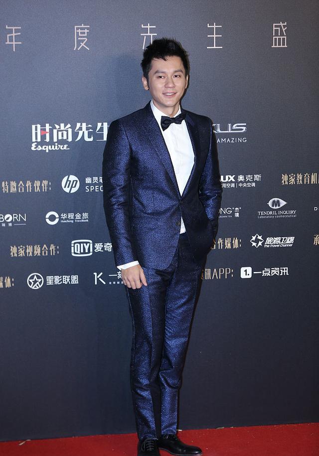 李晨金丝提花蓝色西装蝴蝶结领结 高大帅气