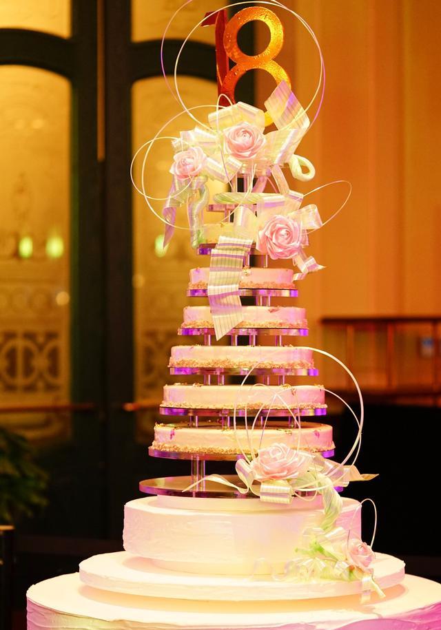 这次宴会的生日蛋糕,是由法国甜品冠军弗兰克·米歇尔先生特意为福楼