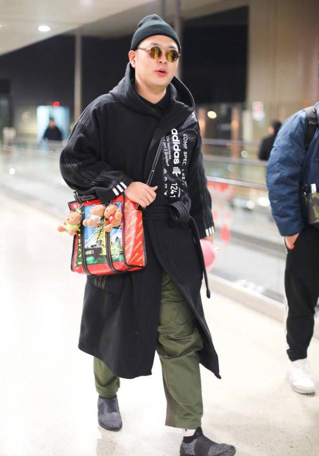 杜海涛现身机场,继东北小碎花棉被包这个包包又抢镜了!