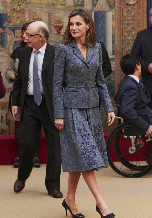 西班牙王妃莱蒂齐亚穿套装优雅现身 尽显干练风范