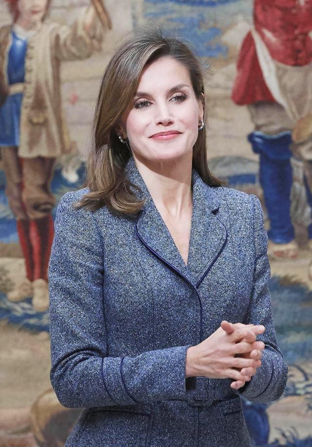 西班牙王妃莱蒂齐亚穿套装优雅现身 尽显干练风范