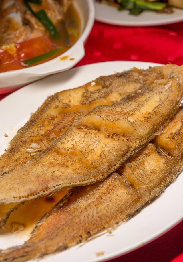 内里鱼肉嫩滑,连鱼骨都能软到直接吞下,不过要趁热吃才好哟