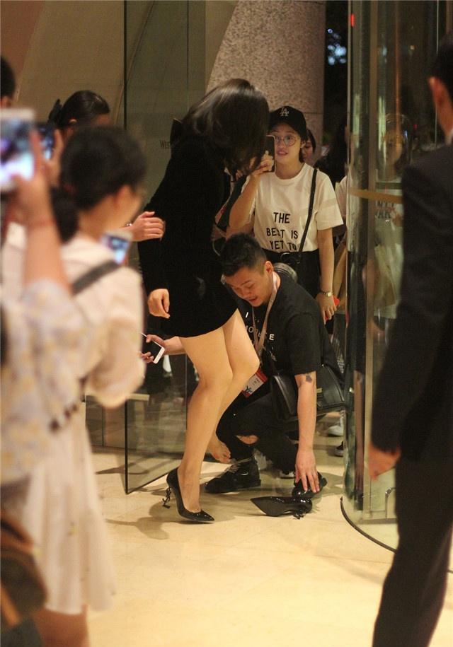 宋茜被人把鞋踩掉了 看她这表情真的太痛苦了