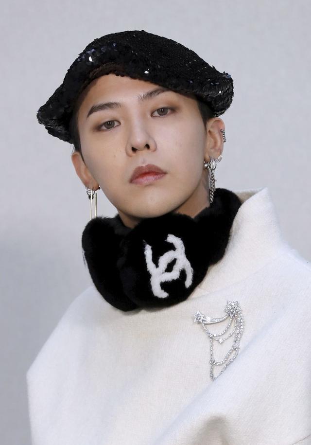 看秀|权志龙出席某品牌2017春夏高定大秀!黑白造型彰显魅力