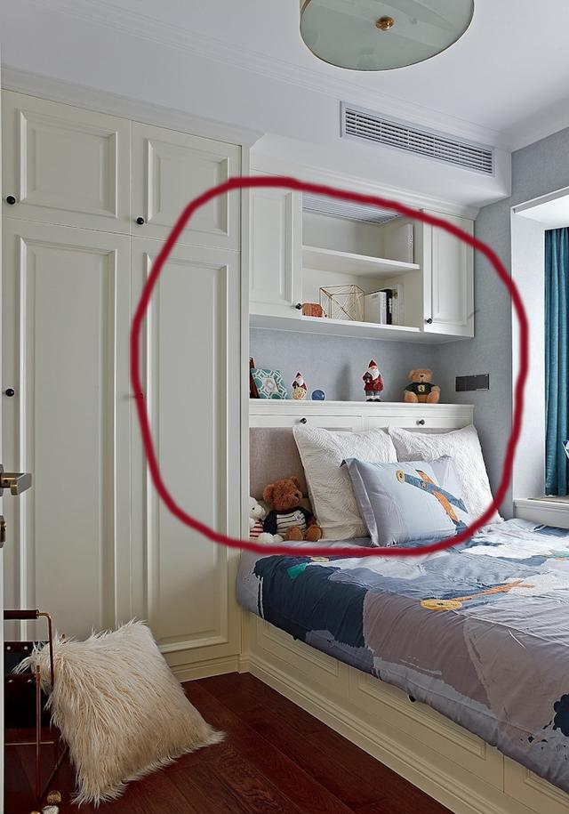 这就是婆婆在床上做的柜子,我在群里发装修效果的时候,群里看到这样的