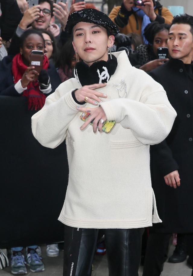 看秀|权志龙出席某品牌2017春夏高定大秀!黑白造型彰显魅力