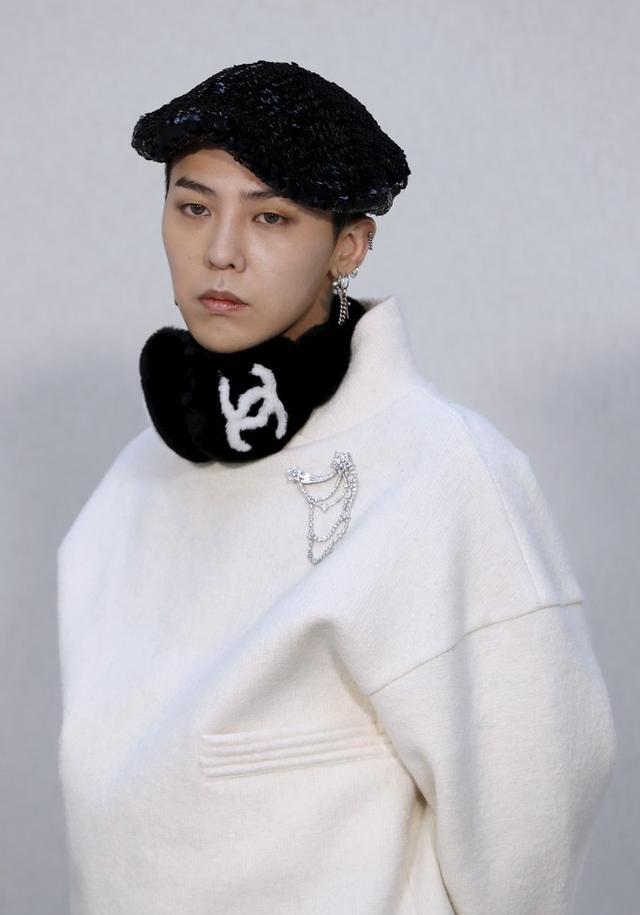 看秀|权志龙出席某品牌2017春夏高定大秀!黑白造型彰显魅力