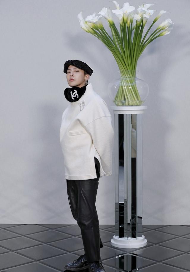 看秀|权志龙出席某品牌2017春夏高定大秀!黑白造型彰显魅力