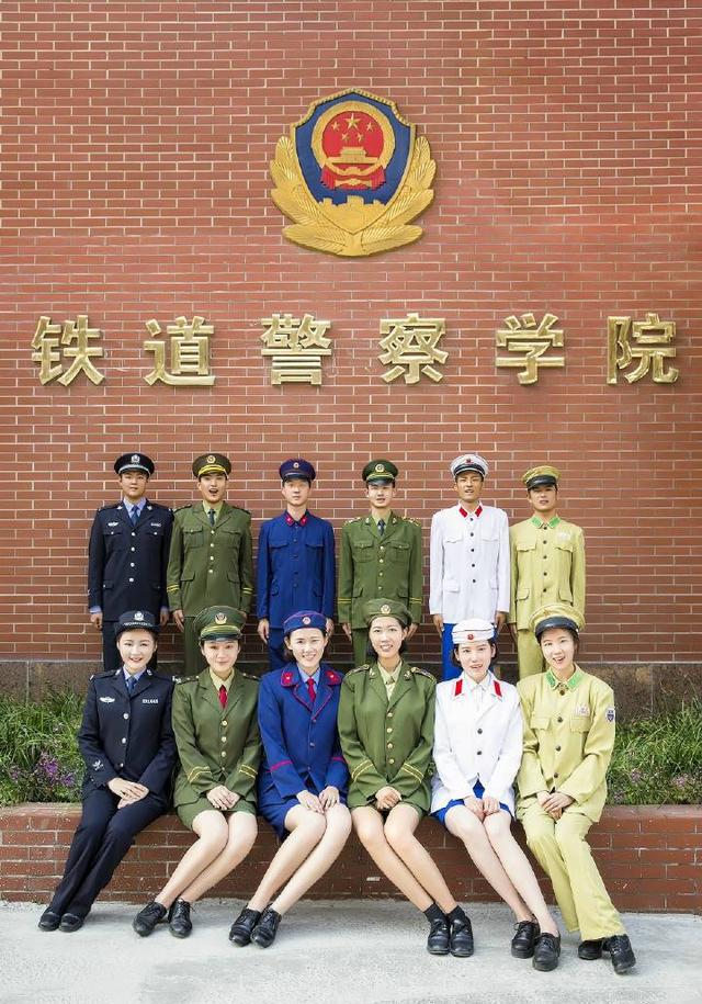 大学生穿建国后六款警服拍毕业照走红网络!