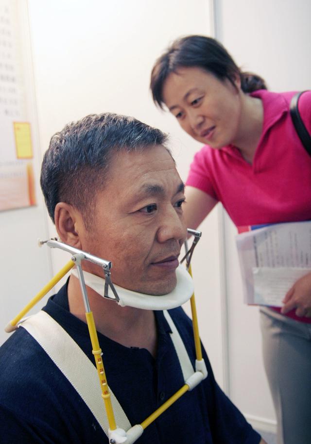不知患有颈椎病 老人摔一跤四肢瘫痪